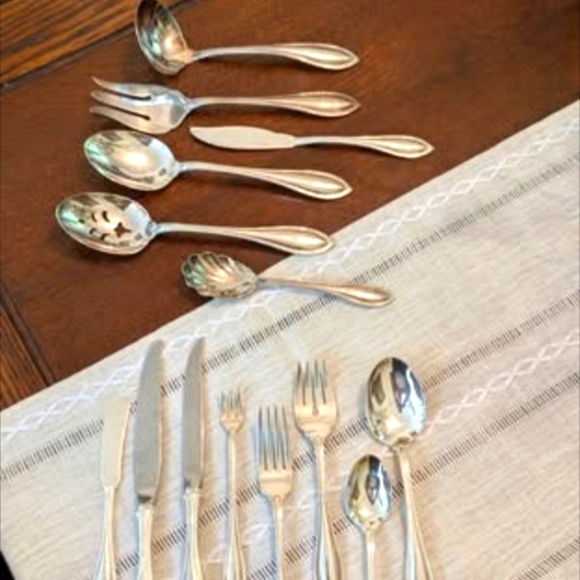 Vintage Oneida Ltd - Silver Plated Flatware - Service for 4 - Plus Servingware - Picture 2 of 6